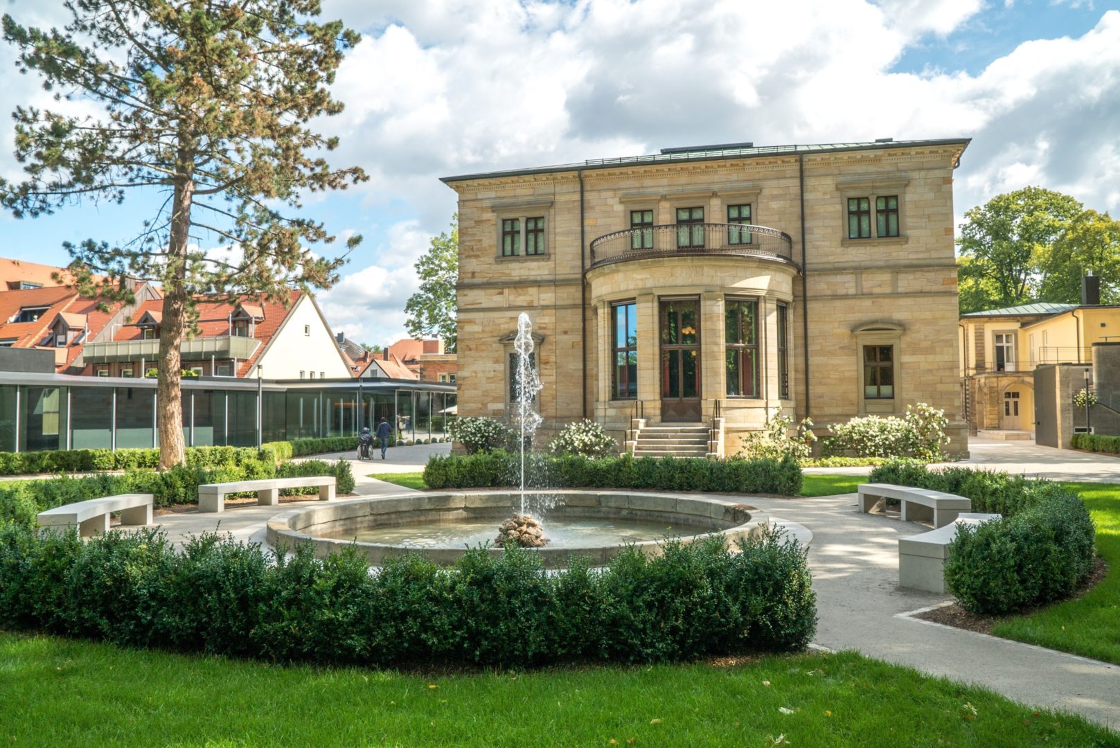 Richard Wagner Museum with a circular fountain surrounded by greenery